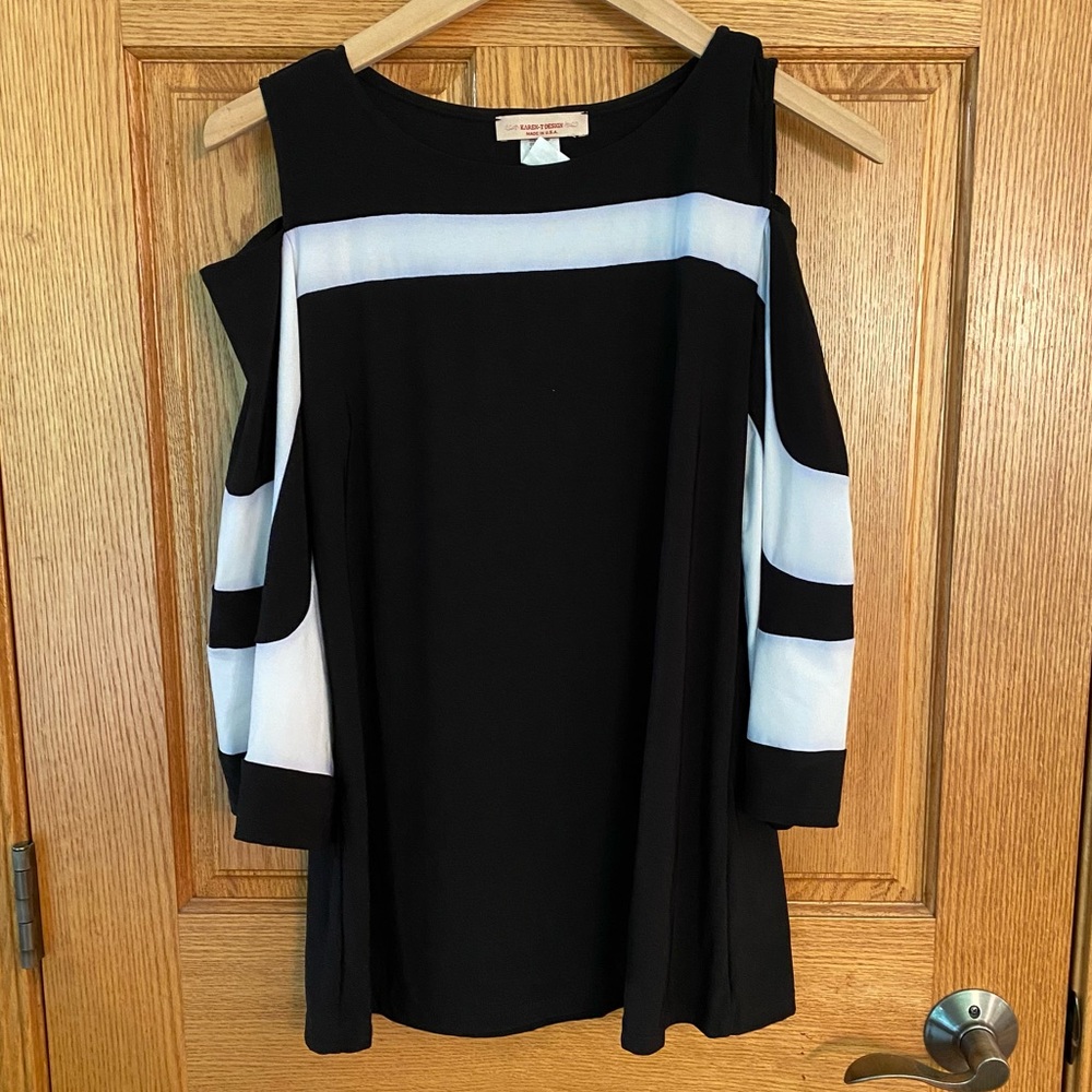 Karen-T design (Made in USA) cold shoulder black and white top. Size Small.